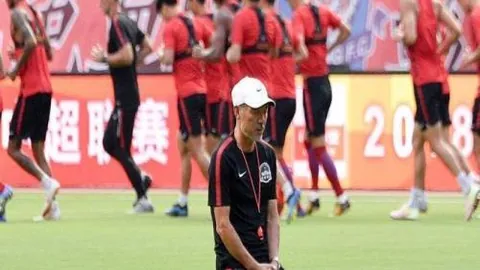 高拉特帽子戏法助广州队5-2胜沧州雄狮，韦世豪双响助威