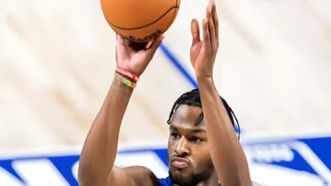 惠特摩尔闪电截球，连贯一击力劈扣篮！